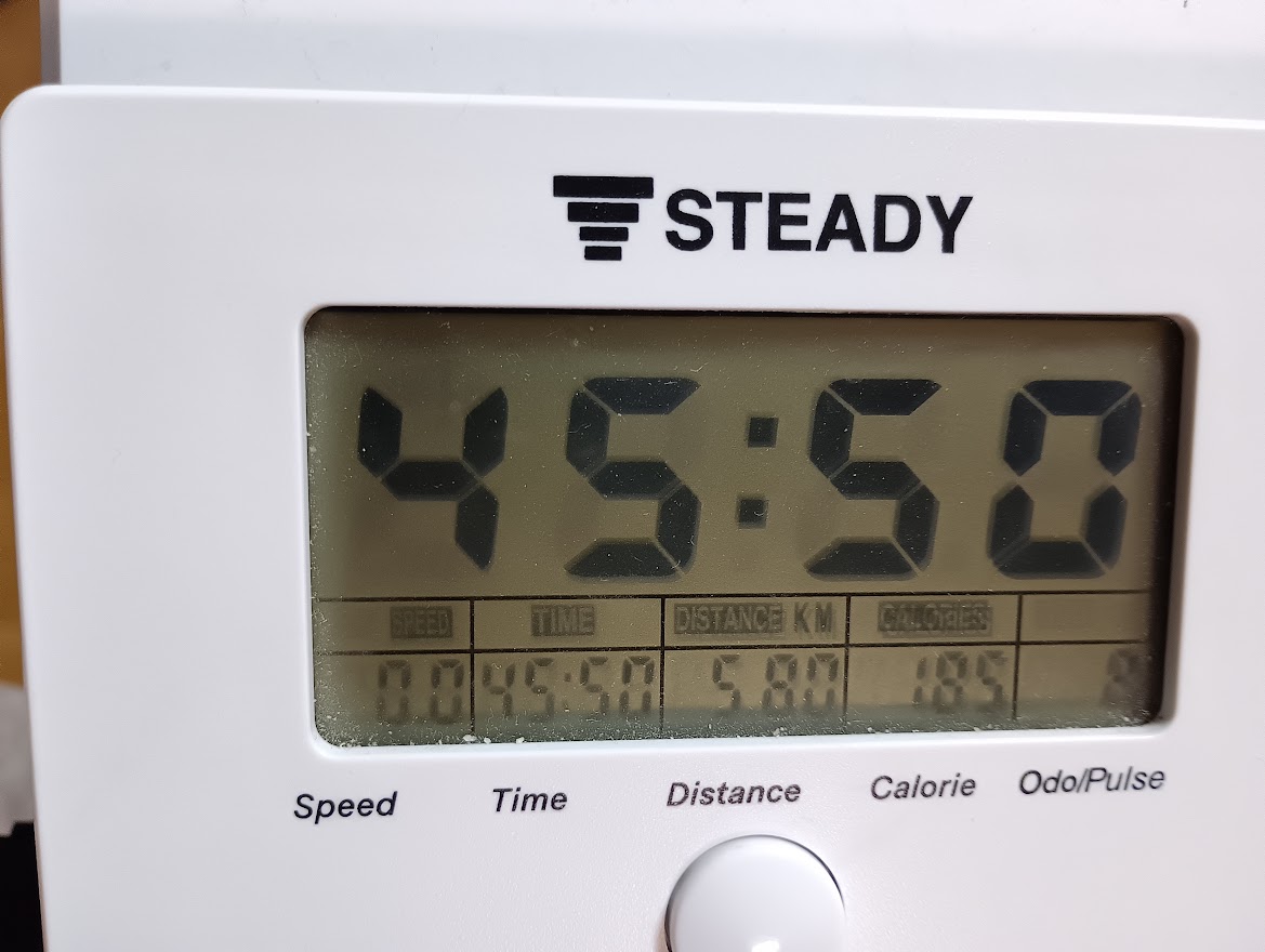 STEADYのエアロバイクに表示された45分50秒の記録