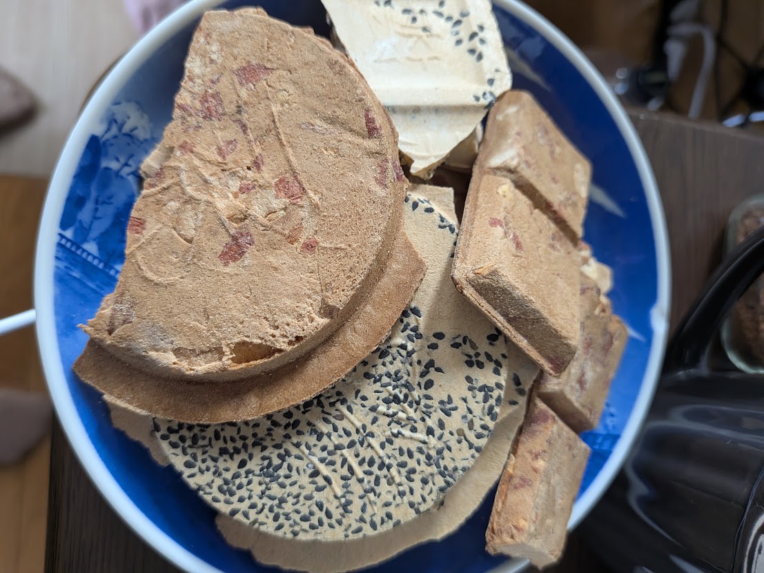 皿に並んだせんべい
