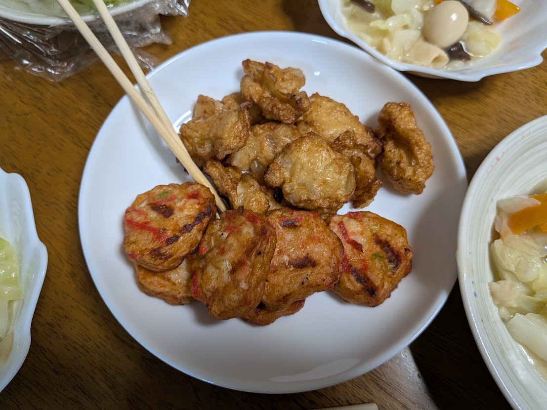 食卓に並んだ揚げ物の皿