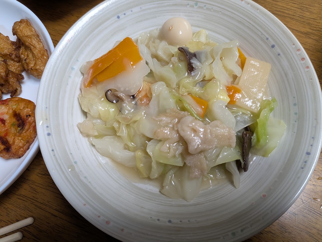 野菜などにとろみのあるあんがかかった一皿