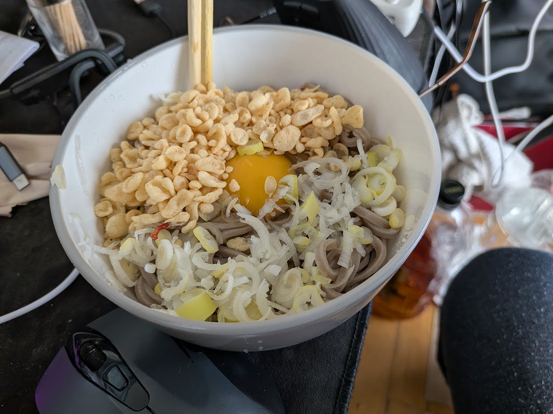 卵やねぎがのった麺の一皿