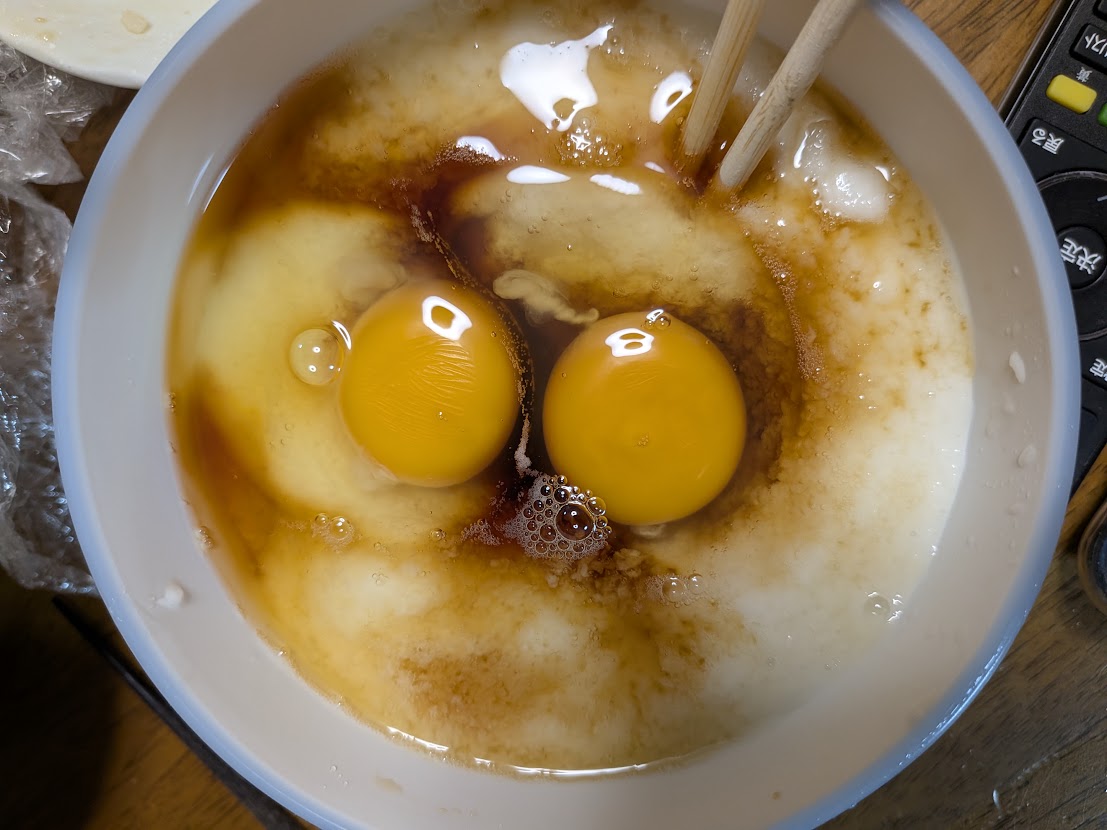 卵2個を入れ、3人で分けて食べたとろろ