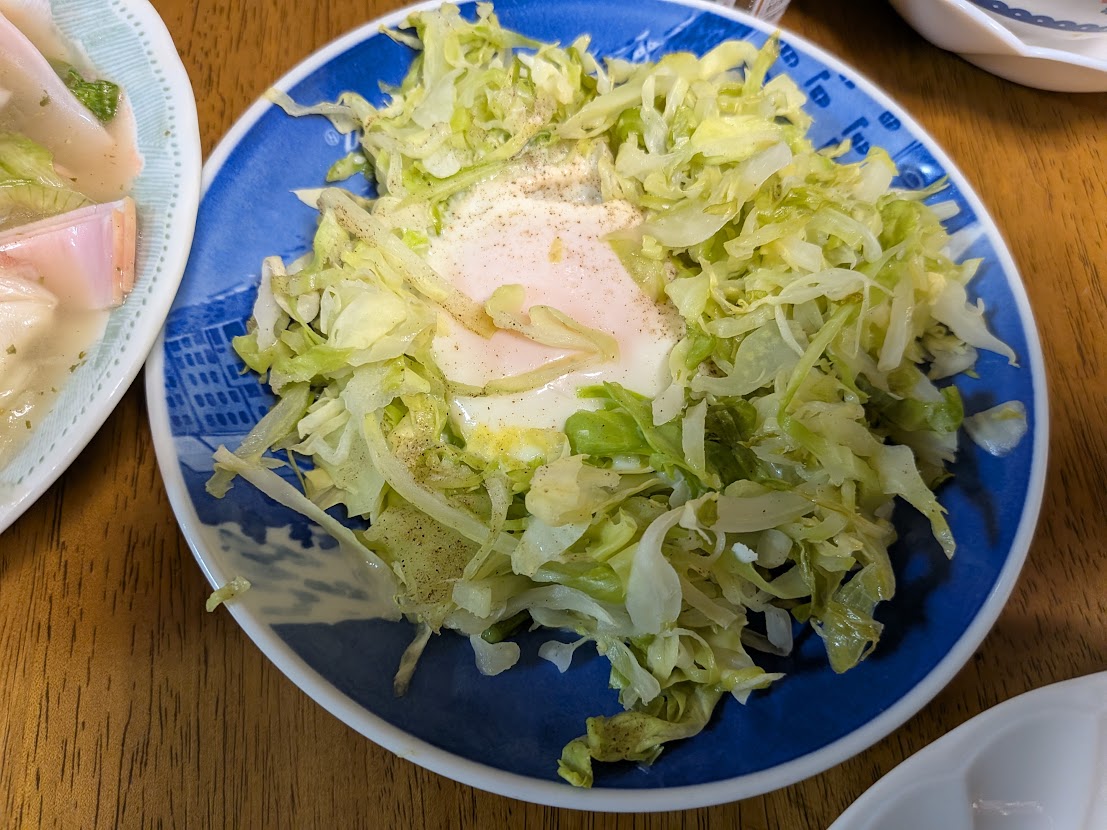キャベツの真ん中に卵を入れた巣ごもり卵
