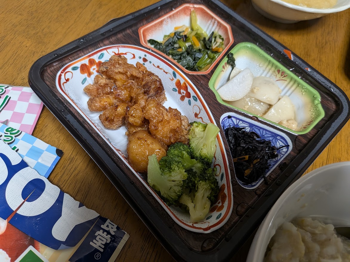 副菜を含めて一人で食べた冷凍から揚げセット