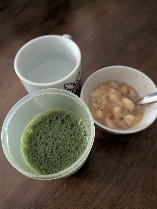 いつもの朝のセット、クエン酸入り青汁・白湯・自家製酵素