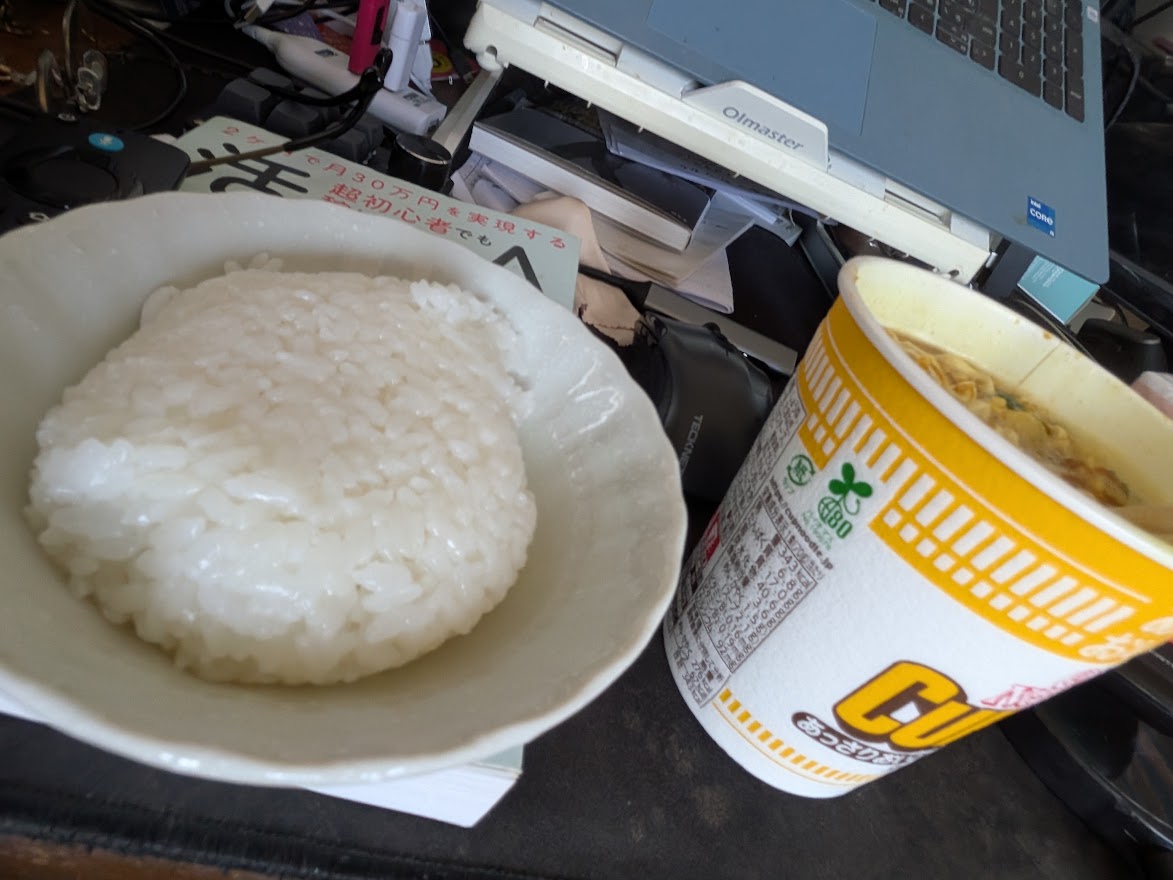 ご飯とカップ麺