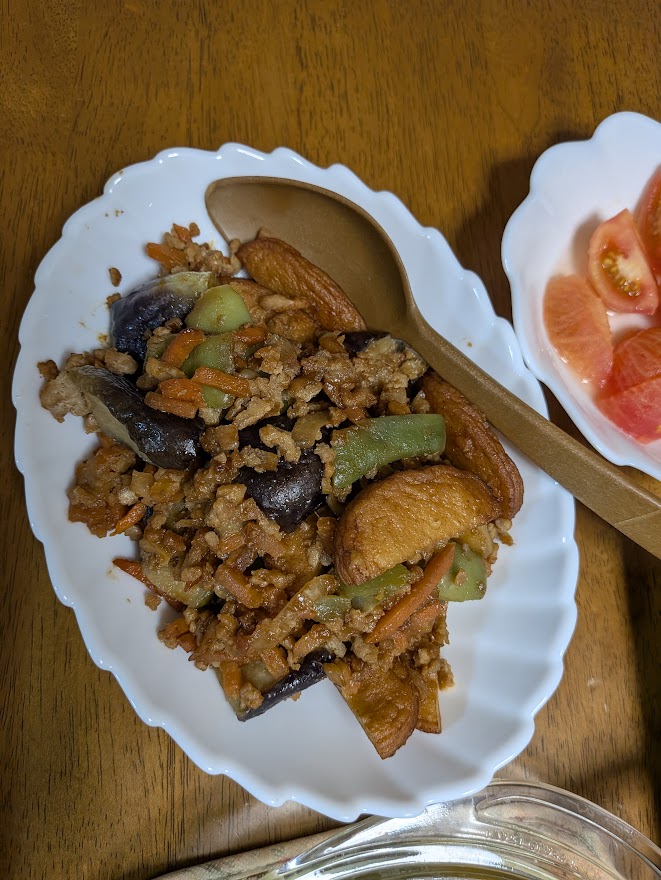 食卓に並んだ肉味噌炒め