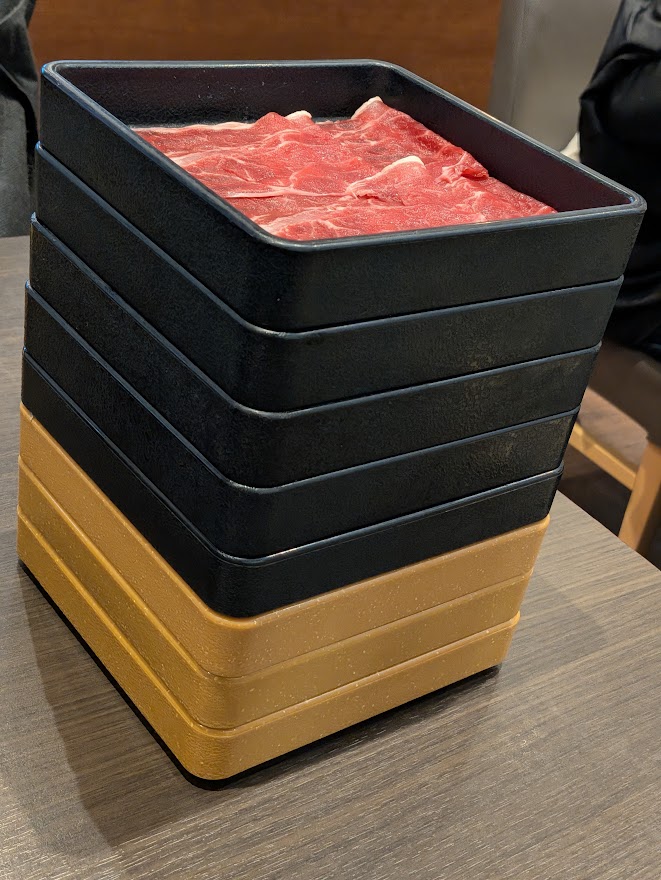 積み重なった肉のトレー