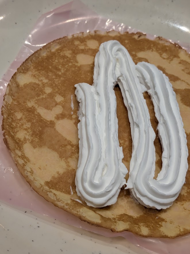 薄く焼いた生地に添えた白いクリーム