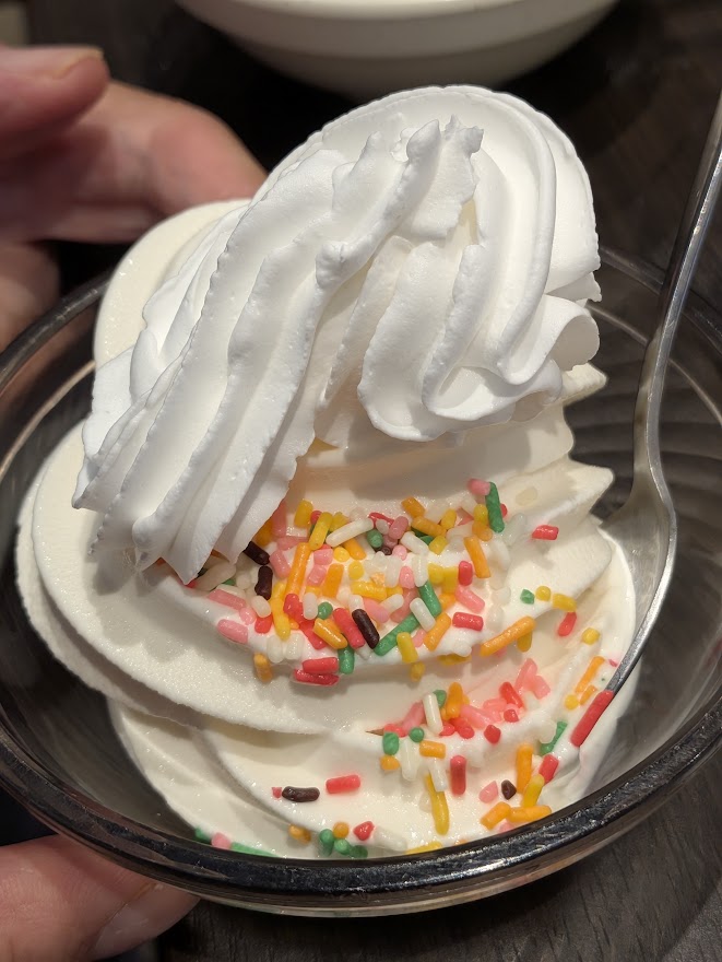 彩りのあるトッピングとクリームを添えたソフトクリーム