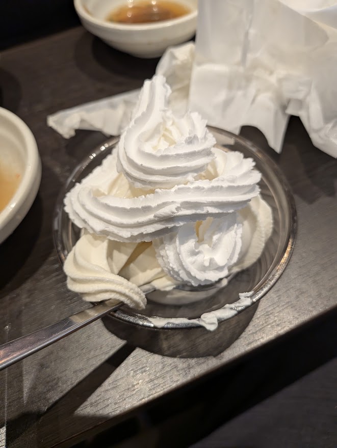 ガラスの器に盛られた白いクリーム