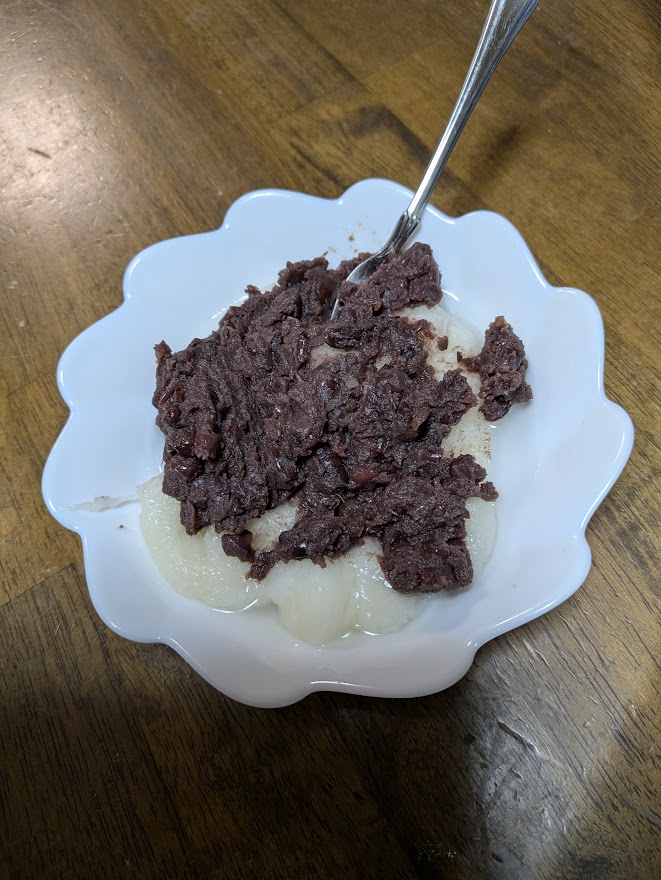 餅とあんこ。この日は二皿食べました(写真は一皿)。
