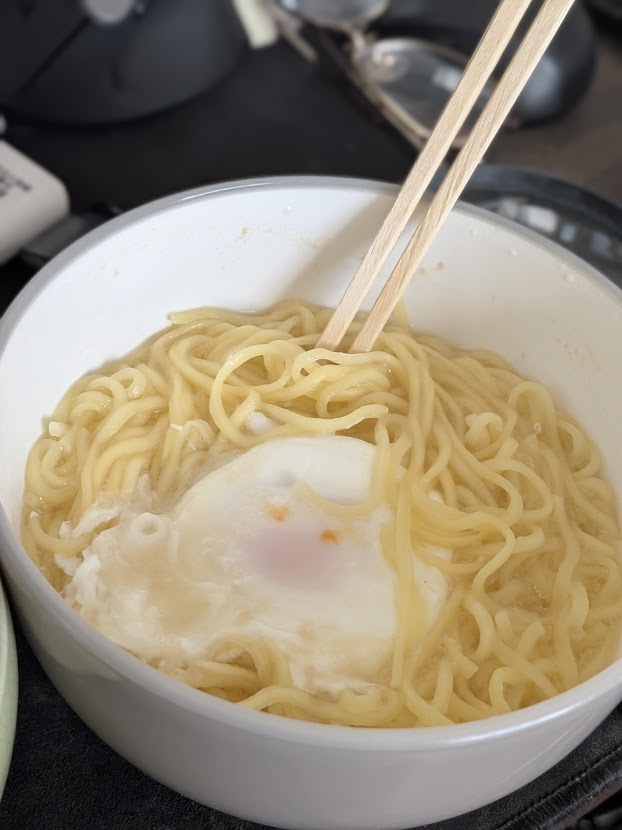 卵がのった塩味のインスタントラーメン
