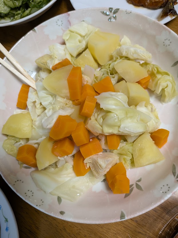 蒸し野菜。凡歩さんが食べたのは4分の1ほど