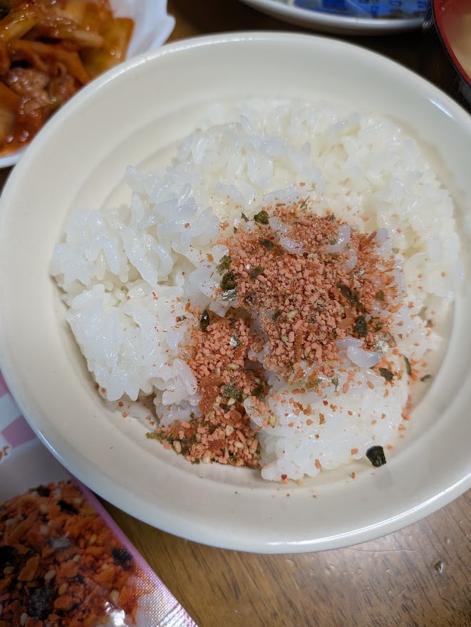 同じ一膳のご飯に、ふりかけをかけたところ