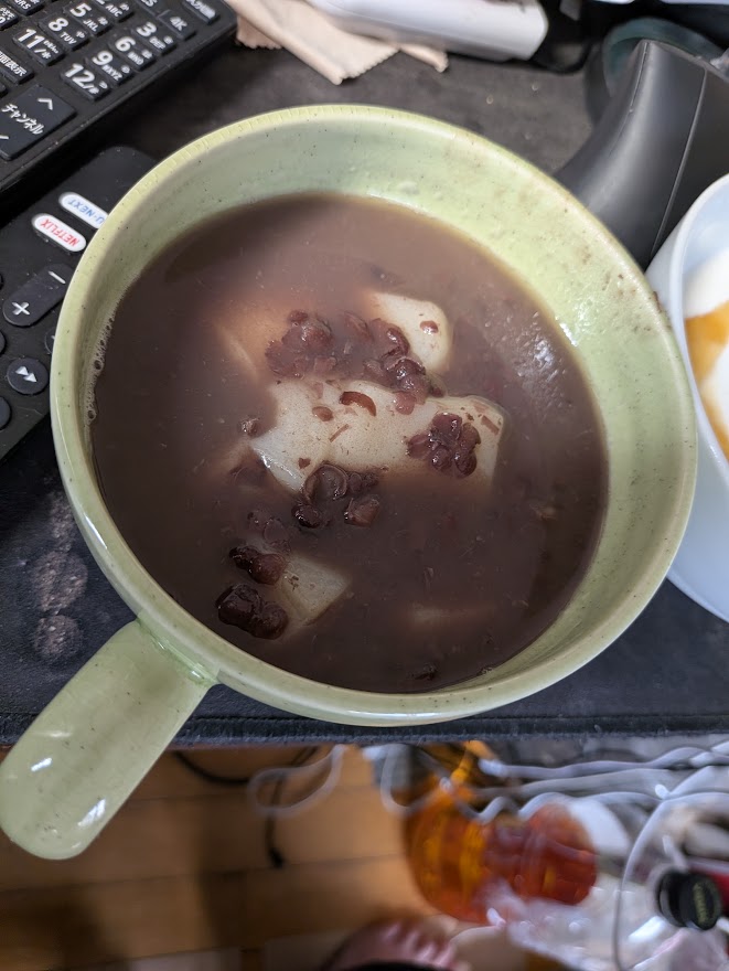 お餅入りのおしるこ。お餅の数は不明です