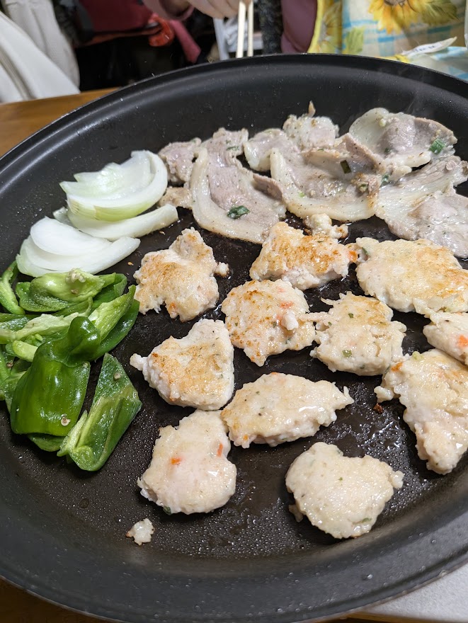 お母さまと囲んだ焼肉と鶏のつくね