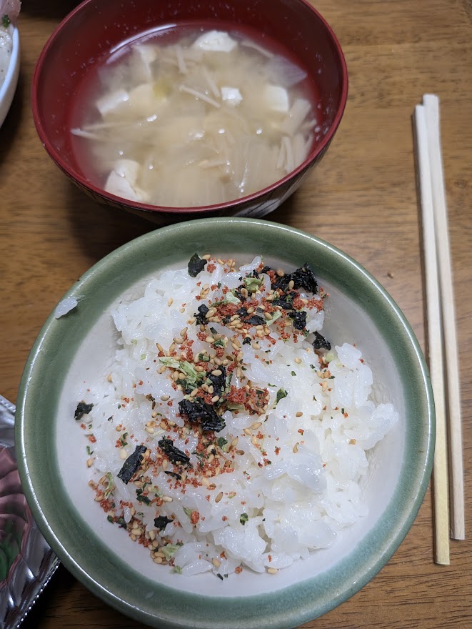 夕食のご飯は一膳。汁物と一緒に