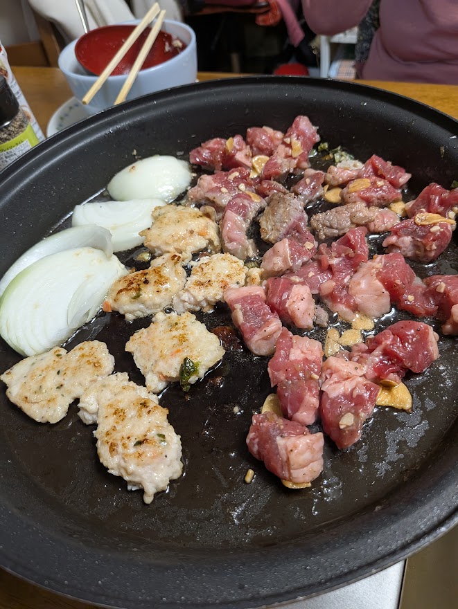焼肉とつくね。自分の分は全体の3分の2くらい