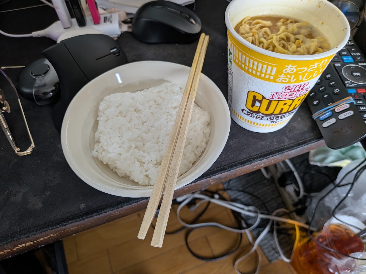 カレー味のカップ麺とご飯