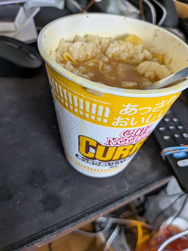 カップの中にご飯を入れたところ