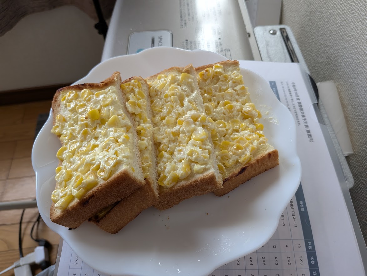コーンをのせたトースト