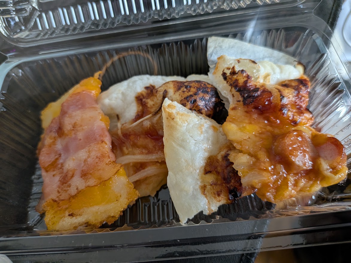 ベーコンとチーズで巻き、バターで焼いたお餅