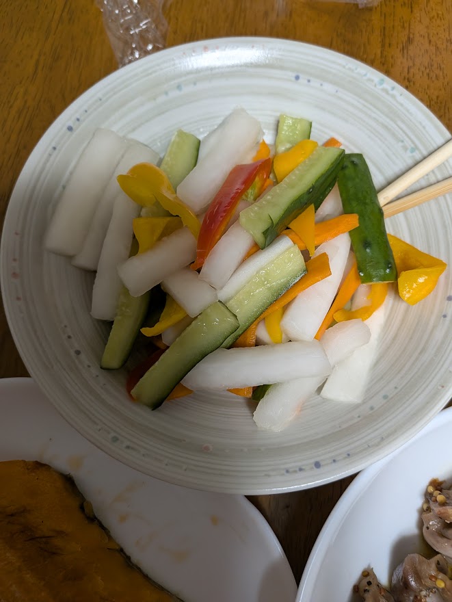 細長く切った野菜の一皿