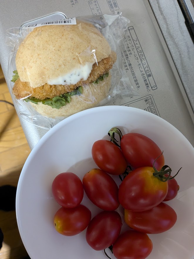 パンと野菜の写真