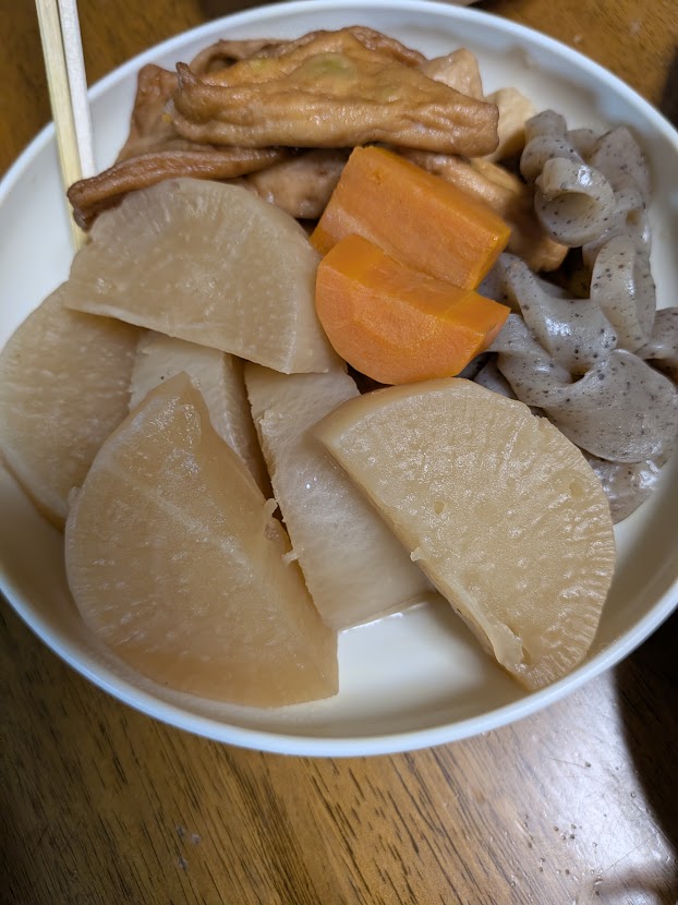 大根やにんじん、こんにゃく、練り物の煮物