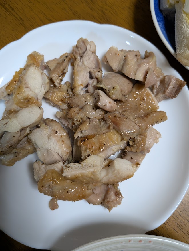 食卓に並んだ肉のおかず