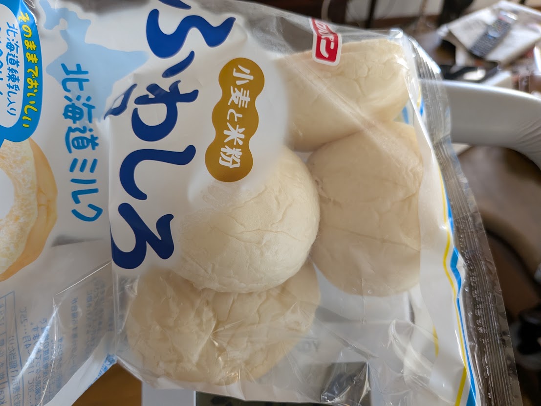 白い丸パンは8個のうち4個