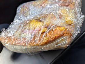 家内が作ったチーズ・卵・ハム・レタスのサンドイッチ