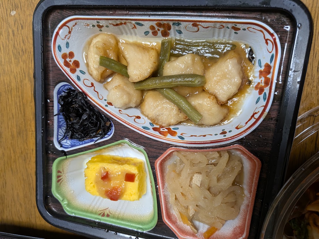 全部食べたトレー入りの鶏肉料理とおかず