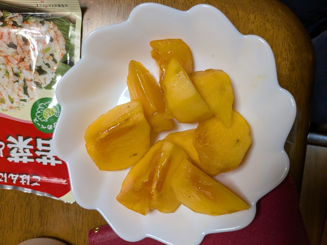 写真のお皿の分を全部食べた柿