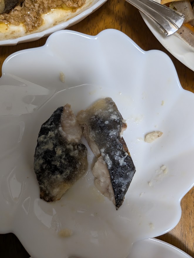 ホッケの塩麹漬け焼き。本人が食べたのは1切れ