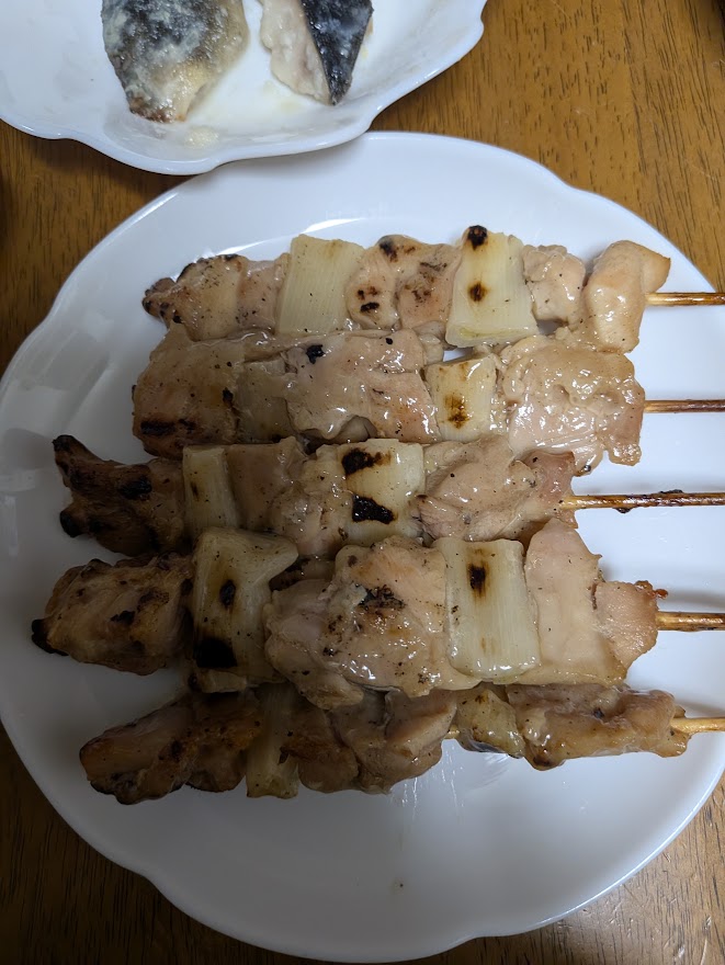 写真のお皿の3分の2を食べた焼き鳥