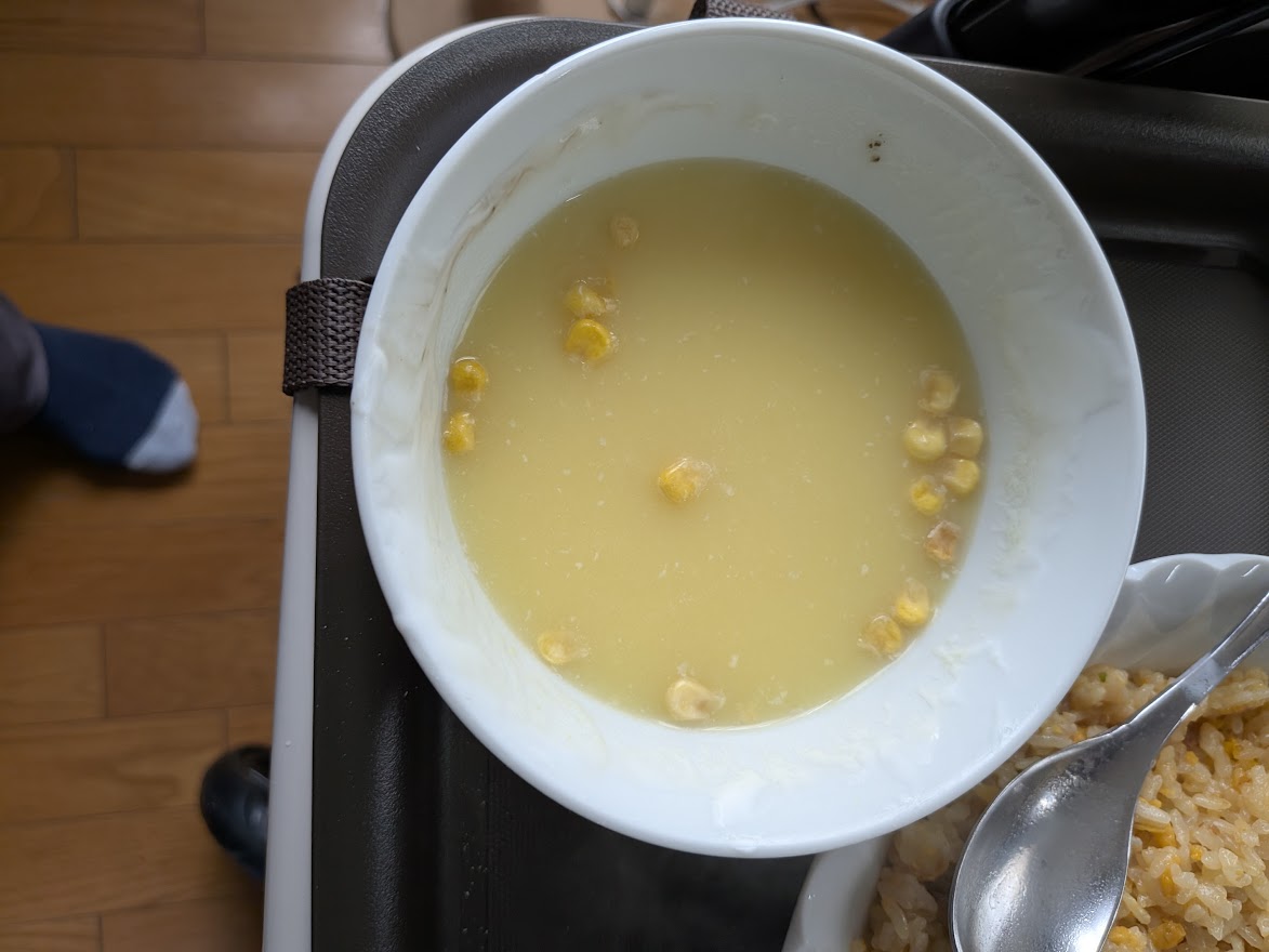 チャーハンと一緒に写したコーンスープ