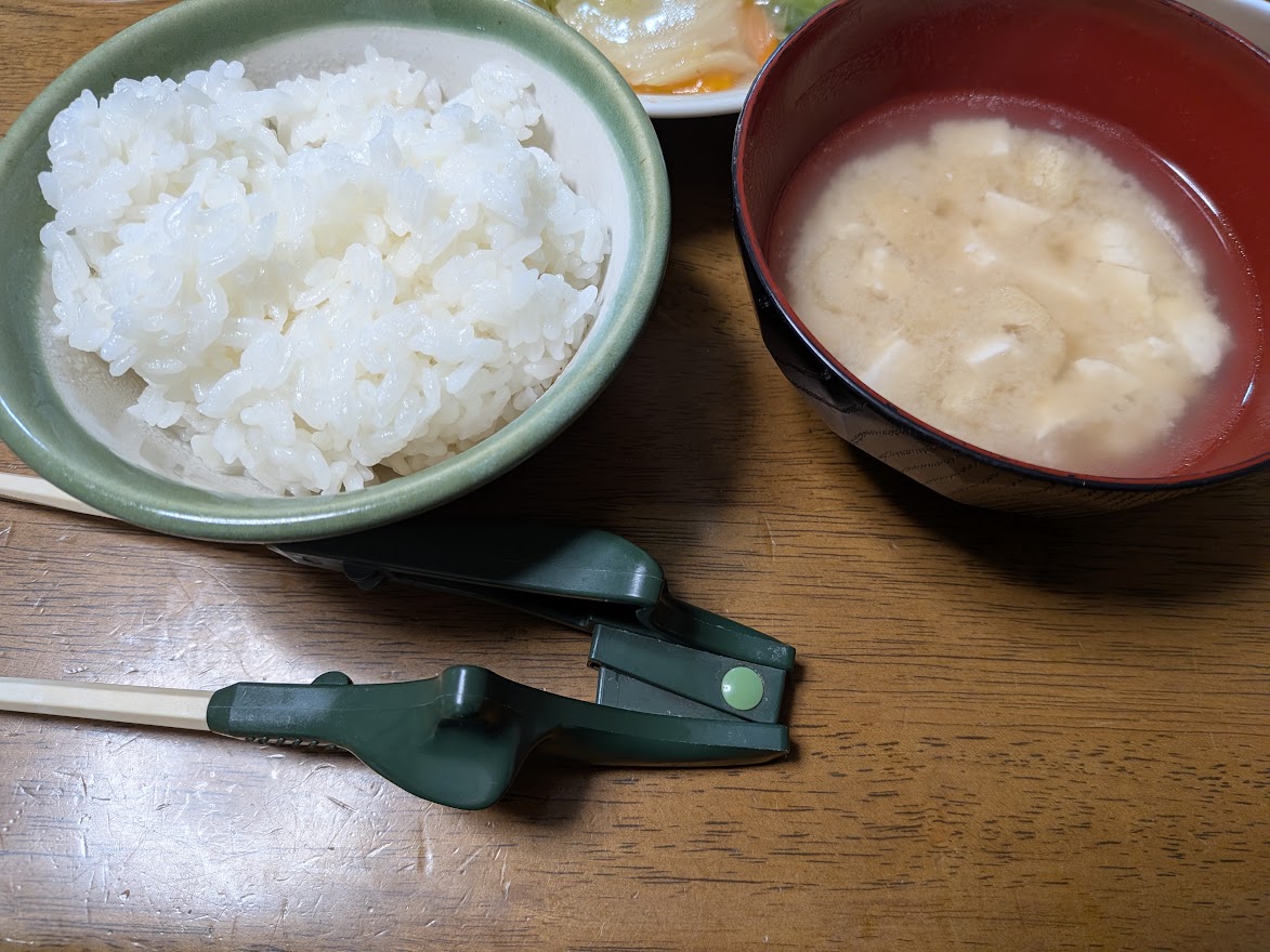 食卓のご飯とみそ汁