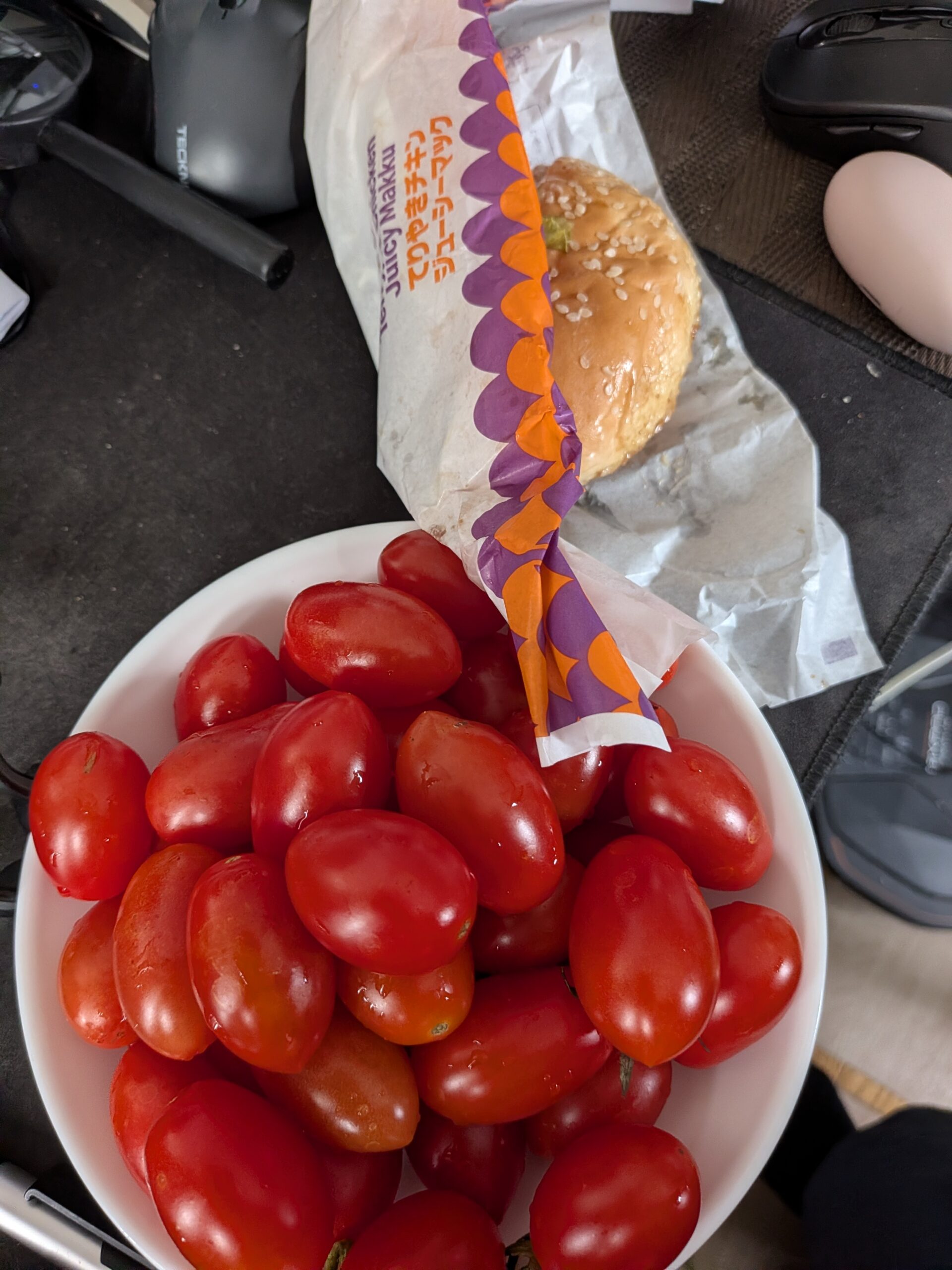 パンとトマトの写真
