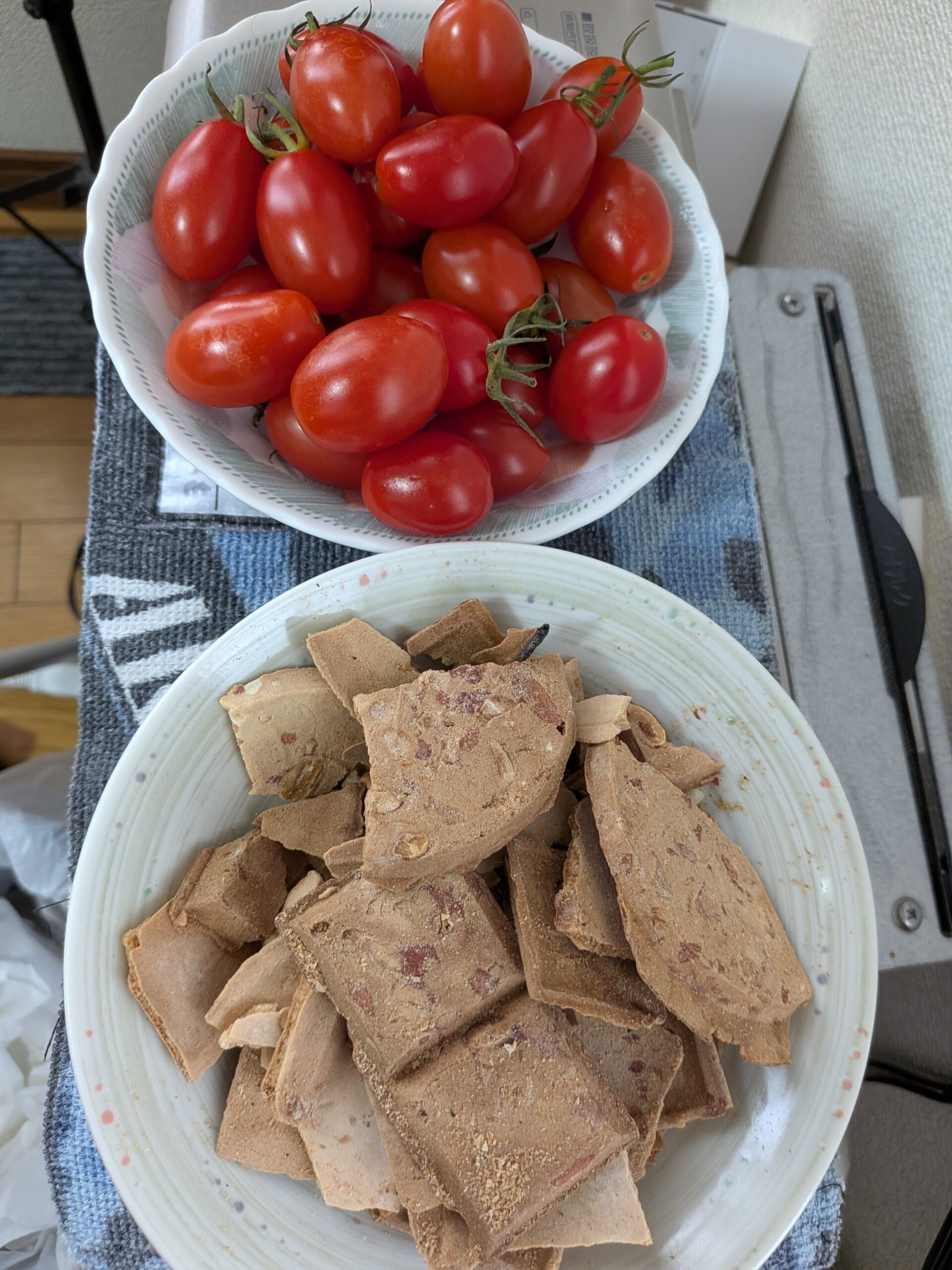 トマトと袋に入った食べ物の写真
