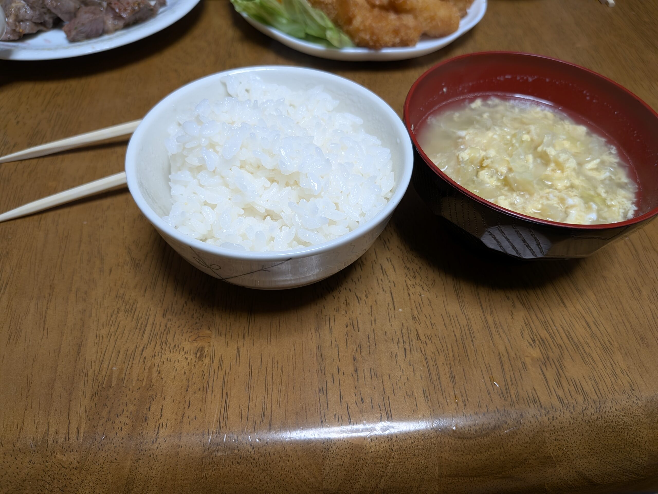 ご飯と汁物の写真
