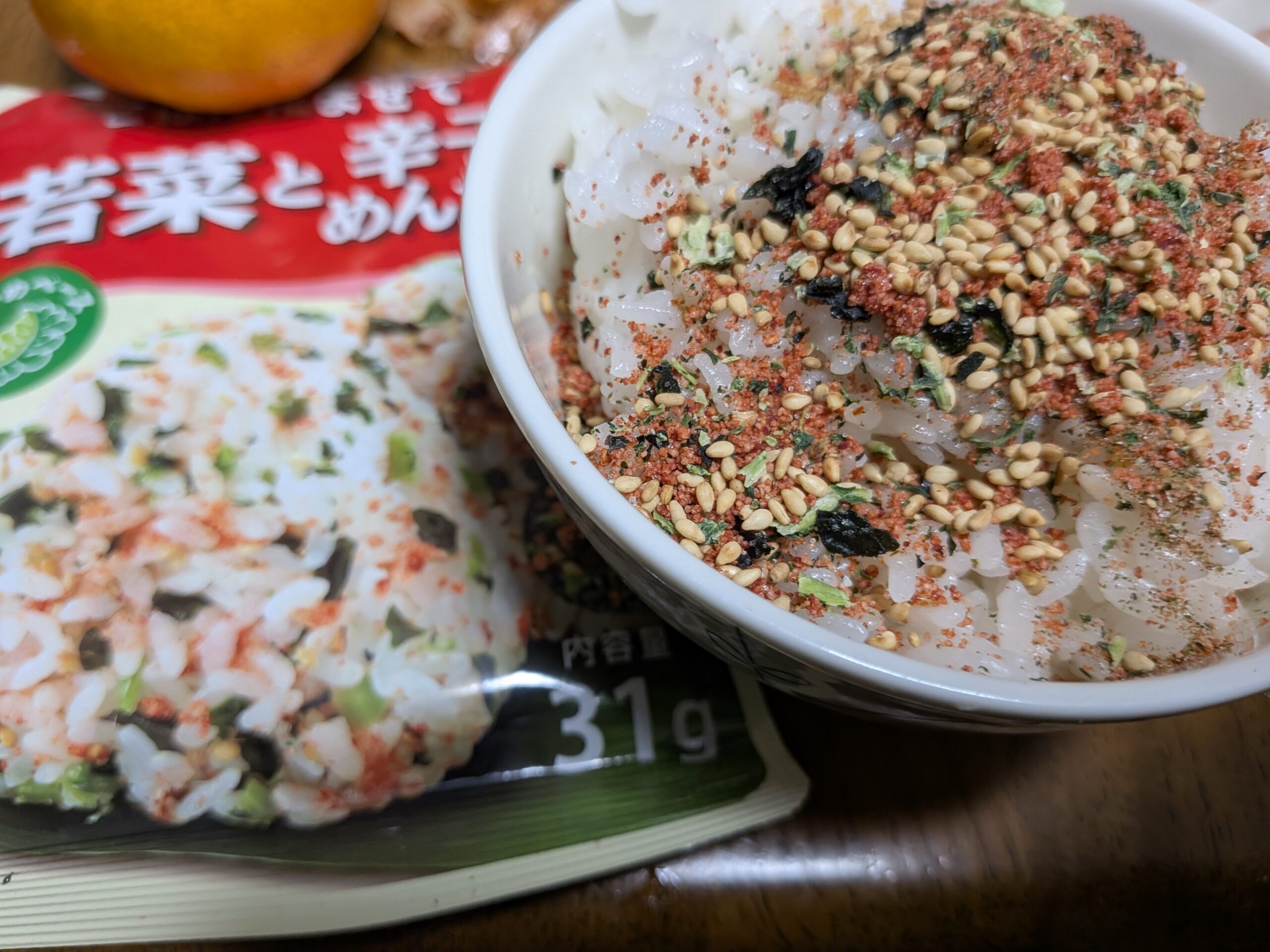 ふりかけをかけたご飯の写真