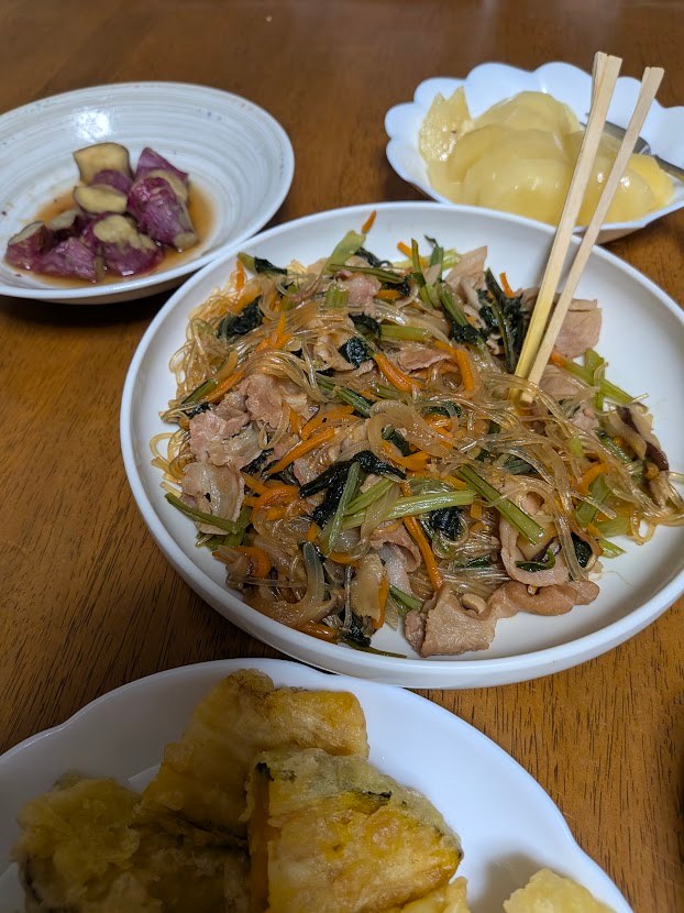 炒め物と果物とさつまいもの料理。