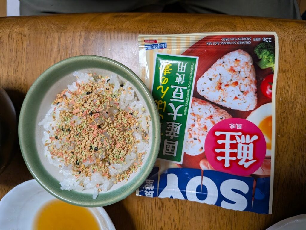 ご飯にふりかけをかけたもの。