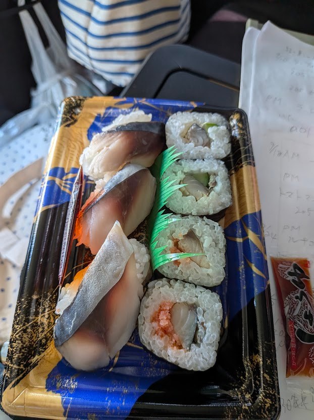お寿司と巻物のパック。