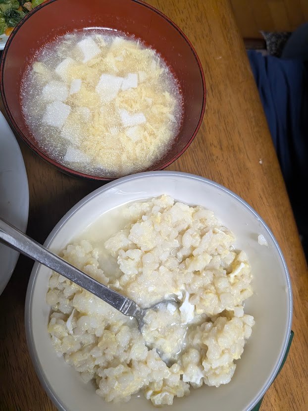 もち麦と白米で作った卵雑炊と汁物