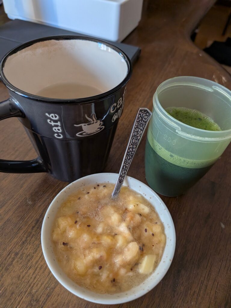 10月23日に残した飲み物と小さな器の写真