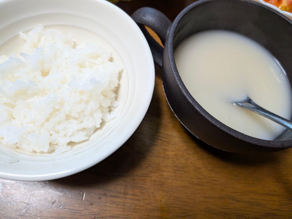 ご飯と汁物の写真
