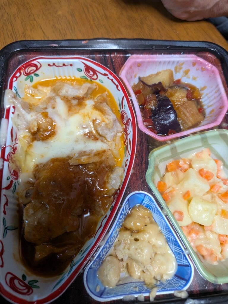 冷凍のお弁当。メインは自分、残りは家内が食べました